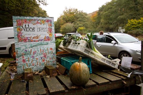 The fruit and veg stall also stocks local bread, as well as a range of vegetables. As the stall placed in a lay-by it makes it convenient for passers-by to access. Perrin-ar-worthal, Cornwall, 30.10.15.