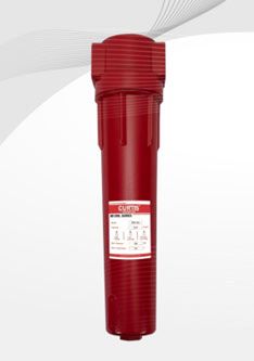 Filtro de agua rojo con etiqueta sobre fondo blanco.