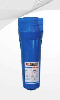 Filtro de agua Milwaukee azul con etiqueta blanca y texto rojo y negro, sobre un fondo gris claro.