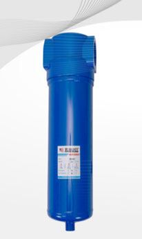 Filtro de agua cilíndrico azul con parte superior e inferior estriadas sobre fondo blanco.