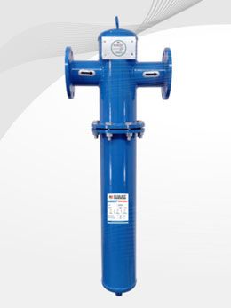 Filtro de agua vertical en línea azul con bridas.