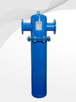 Filtro industrial azul con tubos horizontales, cuerpo vertical y bucle superior, sobre fondo blanco.