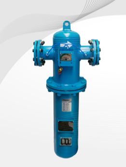 Filtro industrial azul con bridas y manómetro.