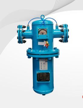 Filtro industrial azul con bridas, manómetro y mangueras.