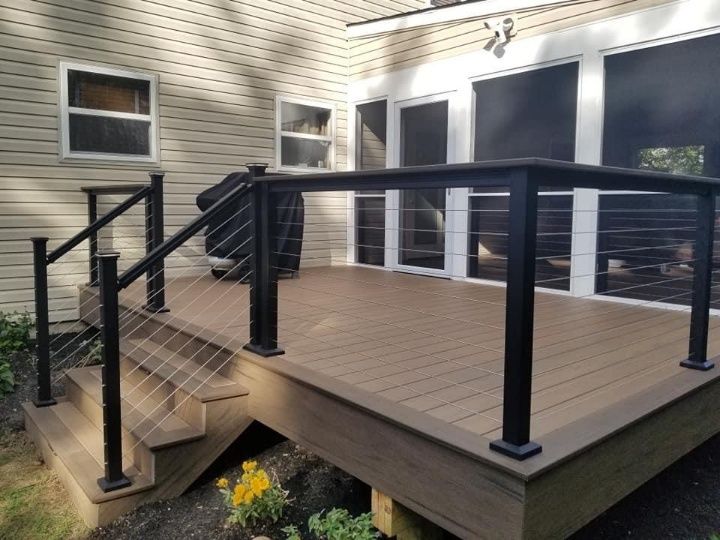 Small deck connected to screen room