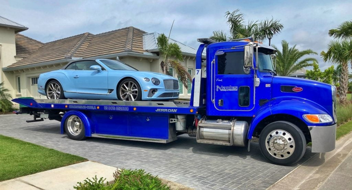A blue tow truck | Naples Towing & Recovery