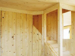 innenraum mit holz gestaltet