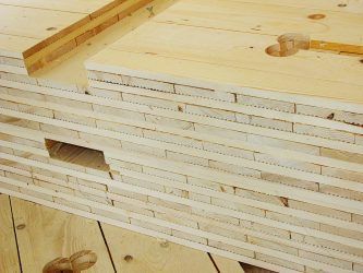 holzplatten auf einem stapel