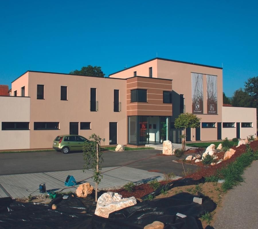 Gebäude vor blauem Himmel