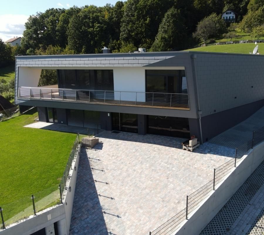 Haus mit grauer Fassade