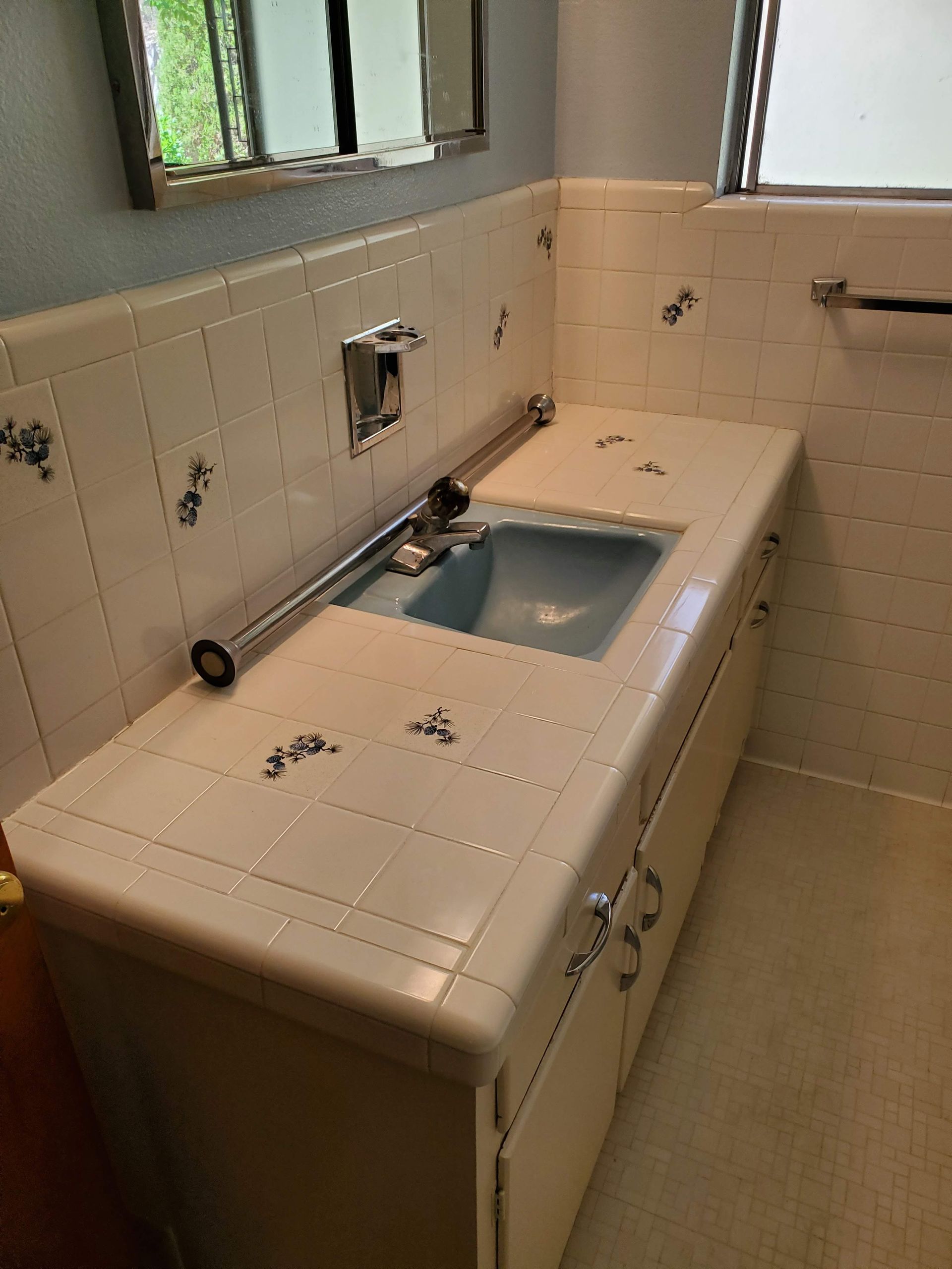 A bathroom counter with a sink and a mirror