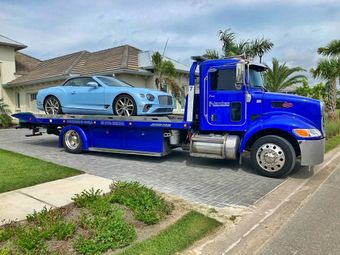 Professional towing service in Naples, FL provided by Naples Towing and Recovery, a trusted local company.