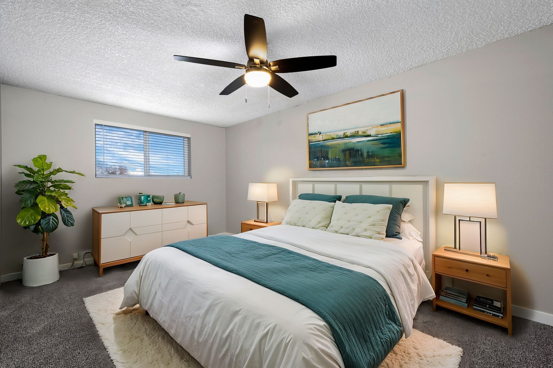 Photo of a bedroom with carpet and a single window