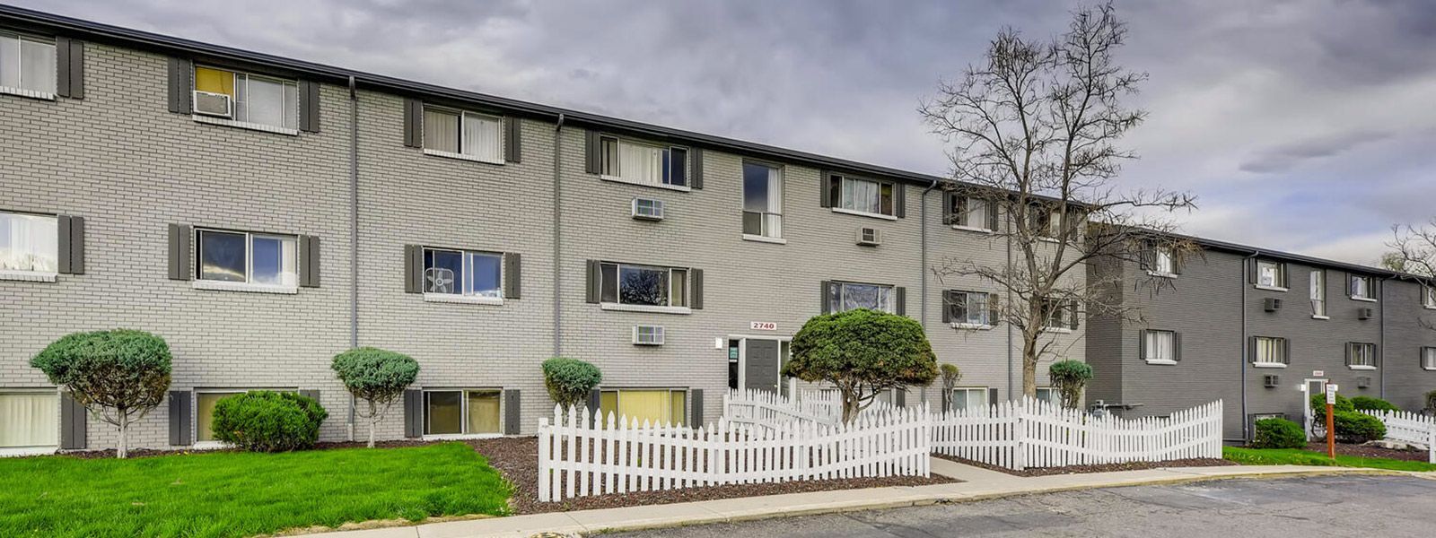 Photo of  a building showing 3 above-ground stories