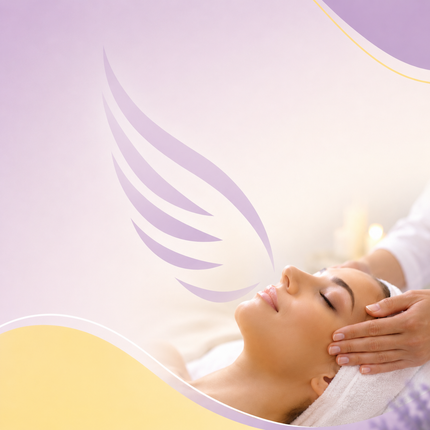 Mujer recibiendo un masaje facial en un ambiente suave, similar a un spa, con detalles en tonos morados y amarillos pastel.