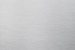 Vista ravvicinata di metallo spazzolato con venature orizzontali uniformi e una texture grigio-argento metallizzata.