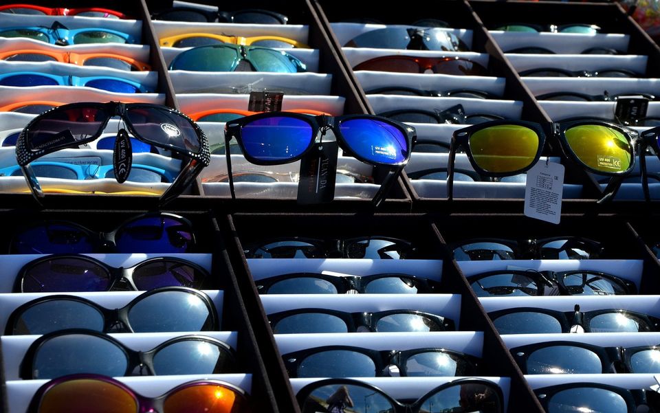 Razones por las que no es buena idea usar lentes de sol imitación