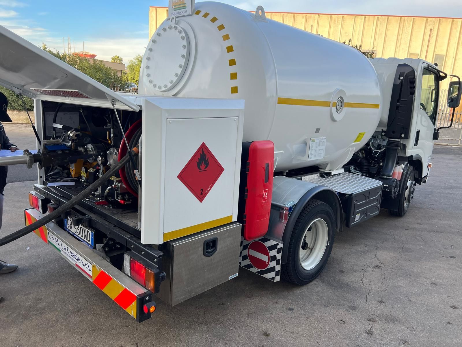 un primo piano di una scala con le scale illuminate