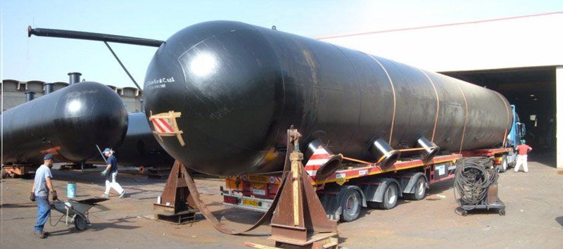 una cucina con armadi bianchi e una grande isola in marmo .