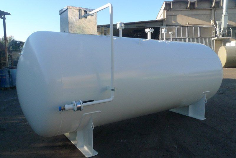 un bagno con due lavabi e una vasca in pietra