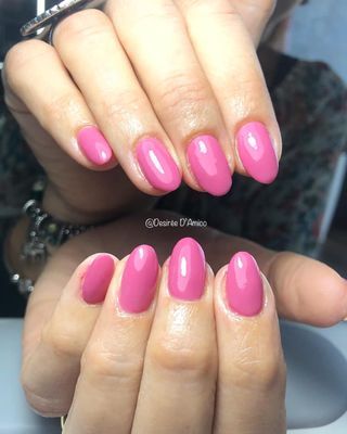unghie con smalto rosa