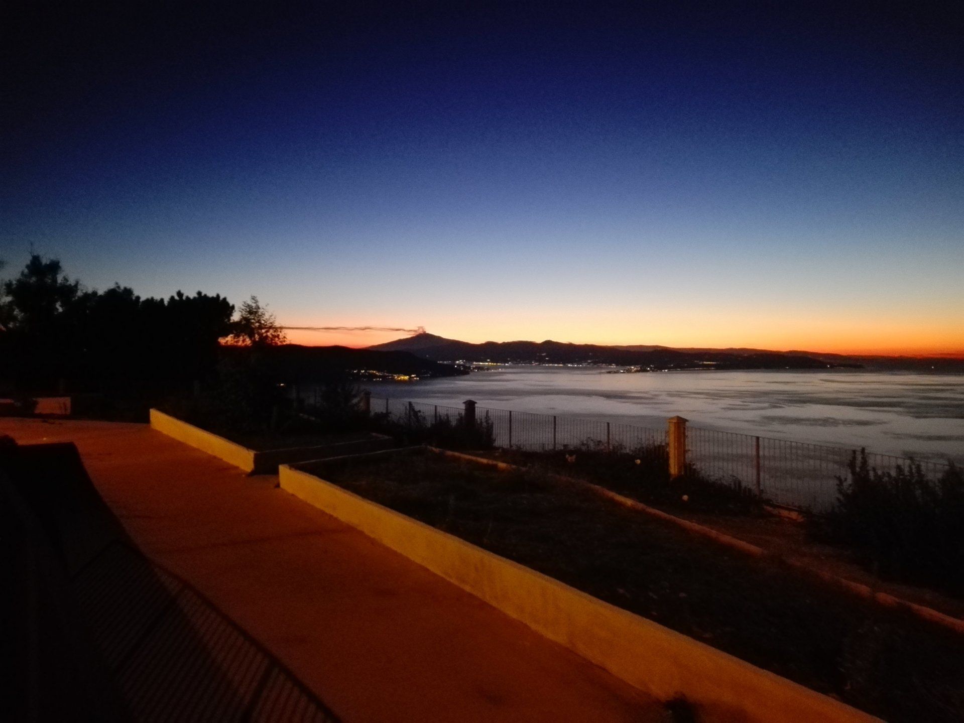 cortile ristorante con vista mare