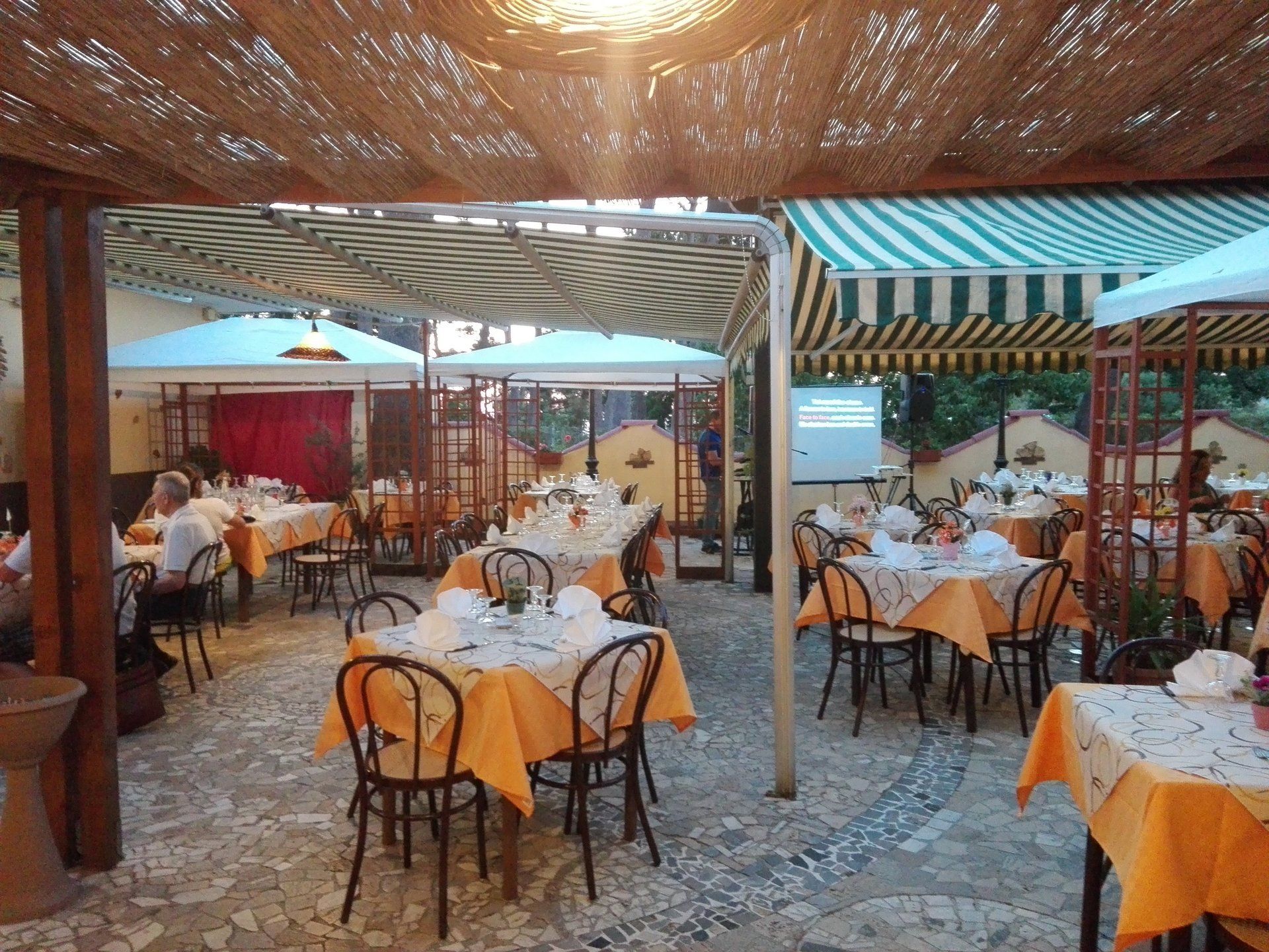 veranda di un ristorante con tavoli apparecchiati