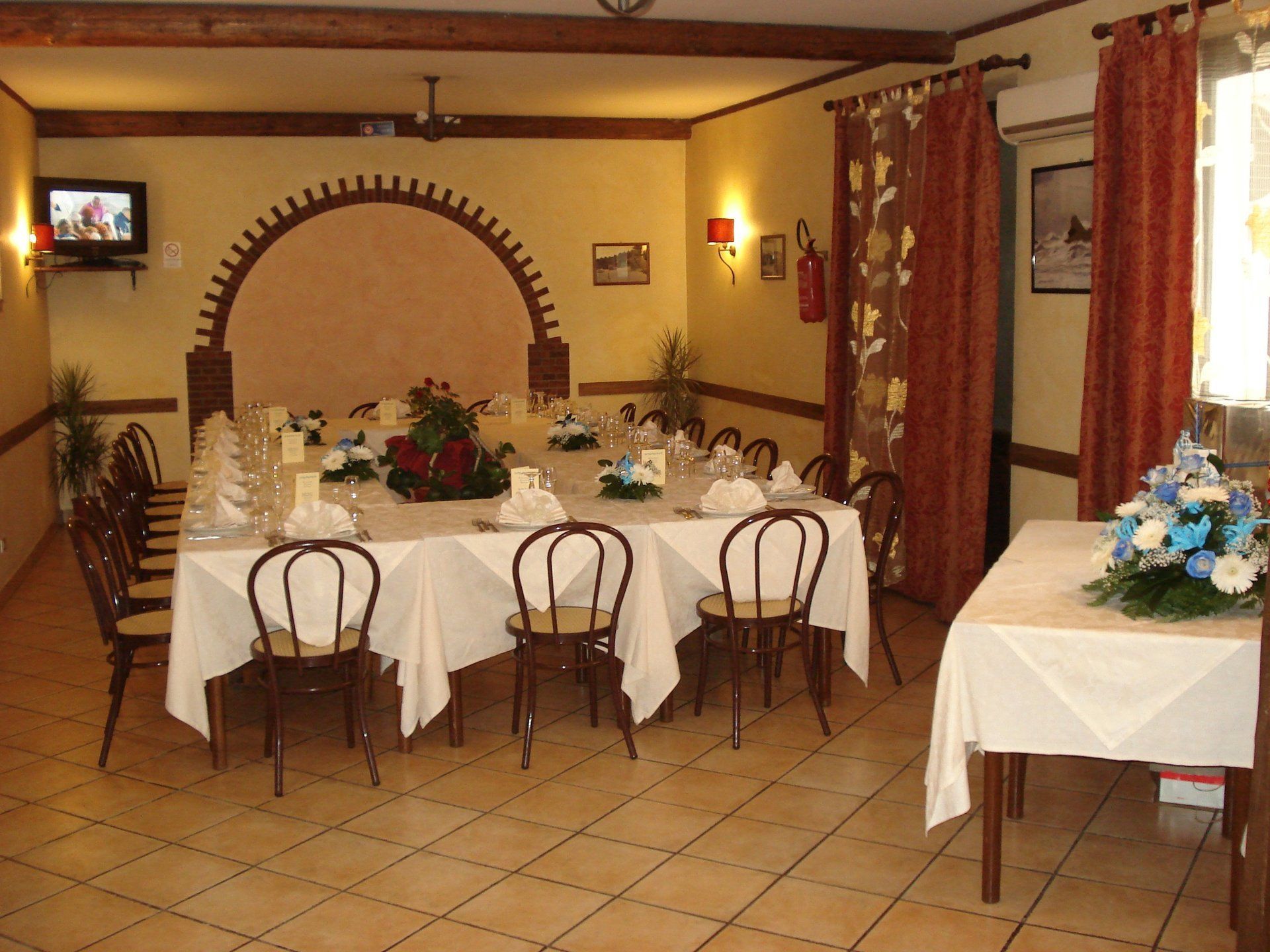 sala di un ristorante con tavoli apparecchiati