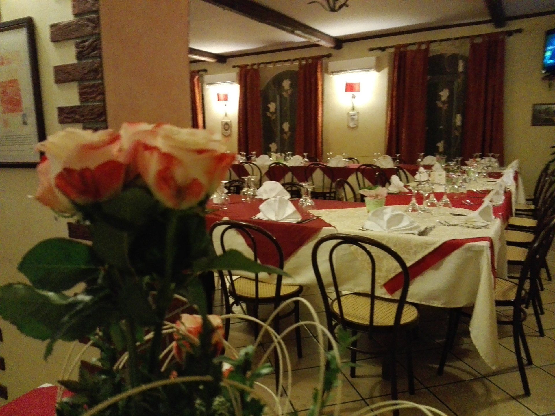 sala di un ristorante con tavoli