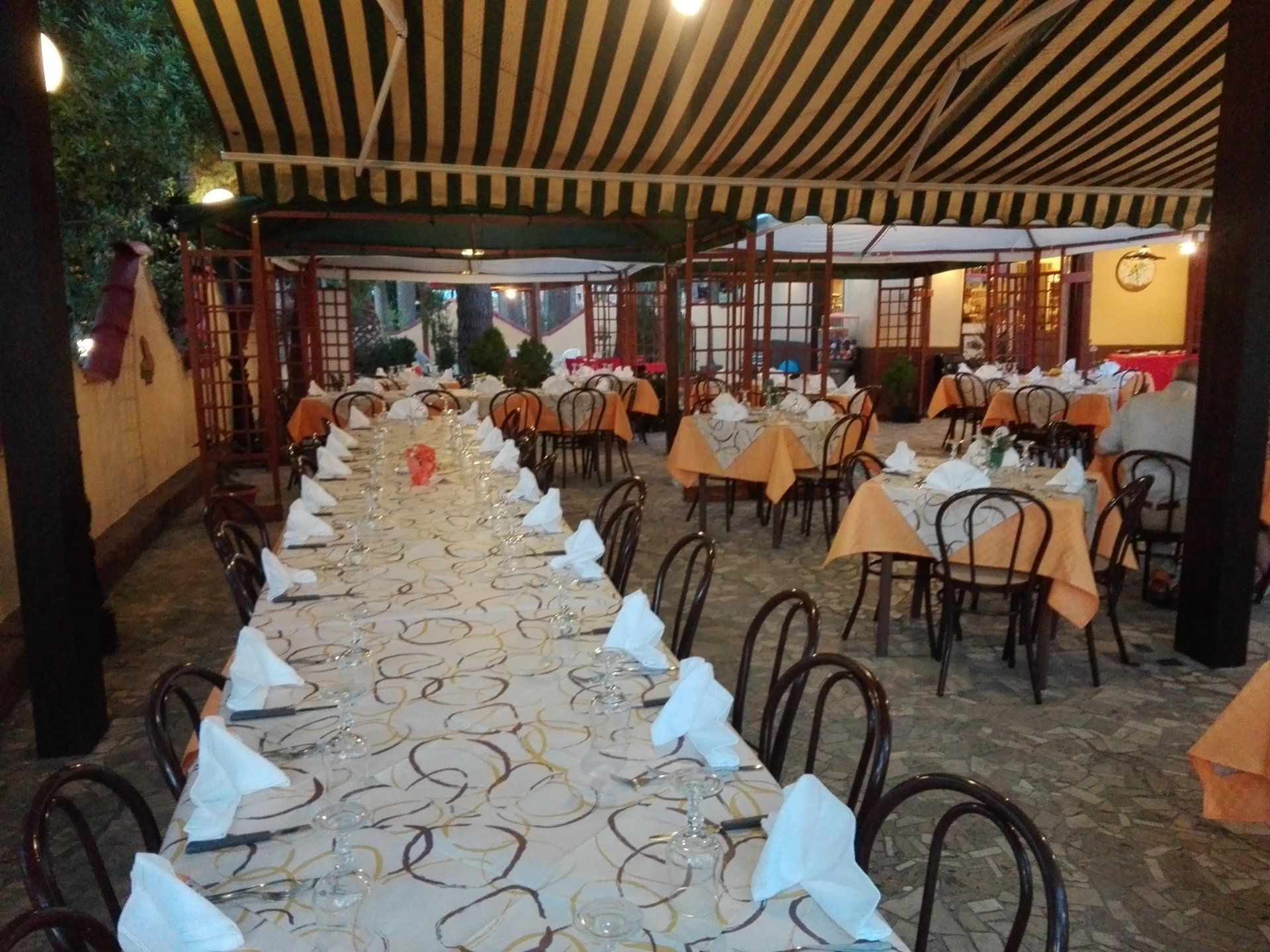 tavolata sotto la veranda di un ristorante