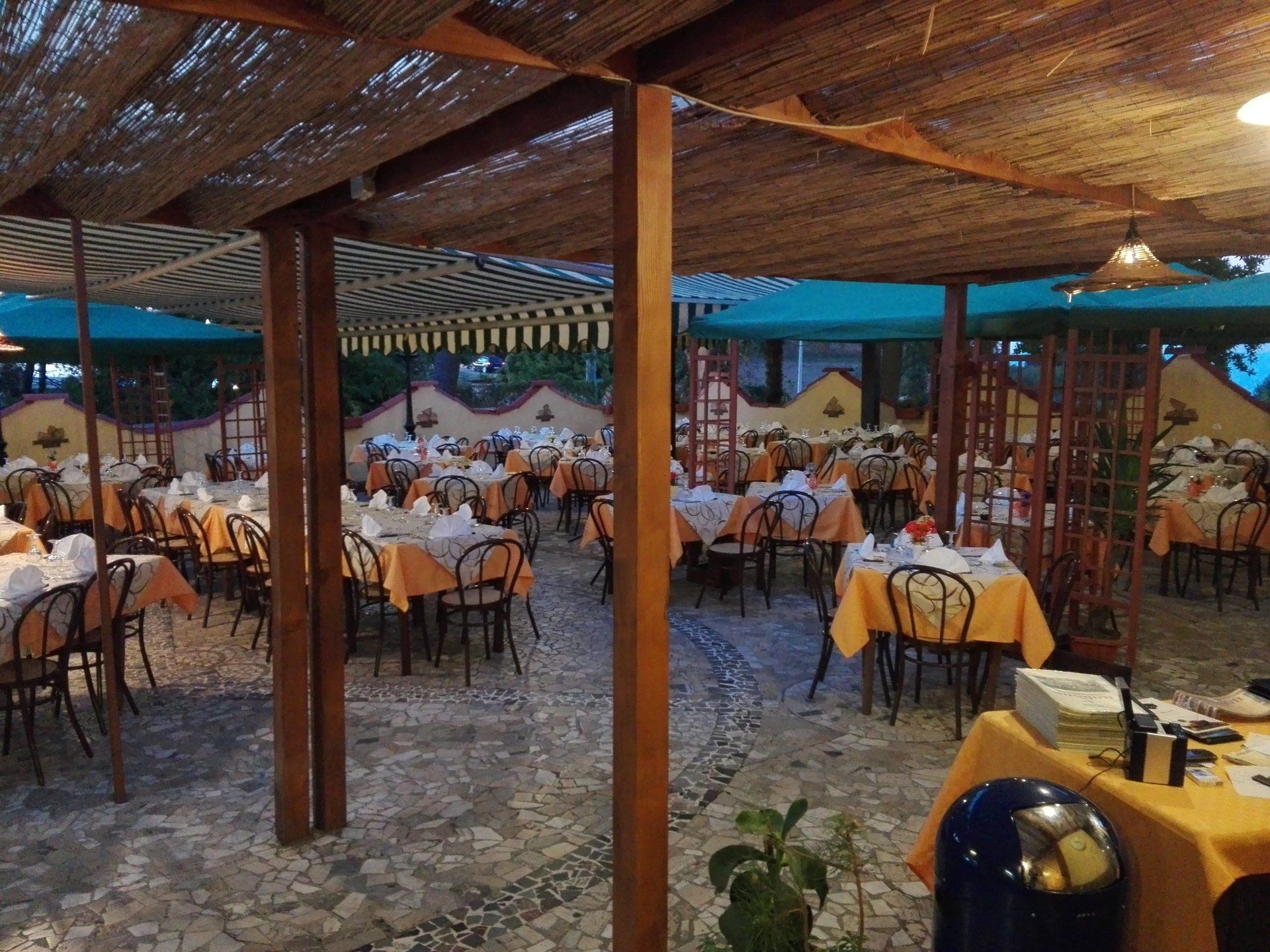 cortile di un ristorante con tavoli