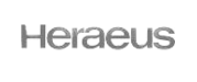 Nærmynd af heraeus lógóinu á hvítum bakgrunni.