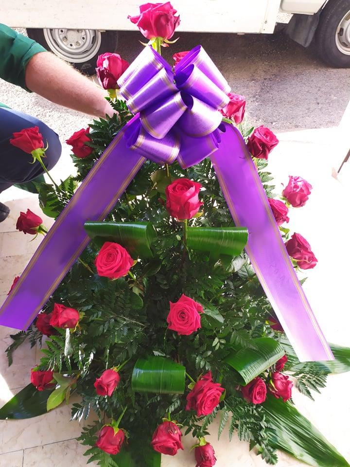 Corona di fiori con fiocco viola