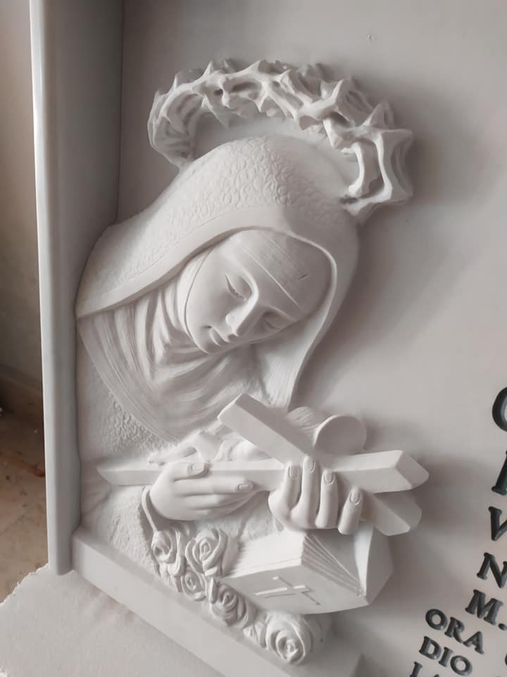 Lavoro cimiteriale in marmo