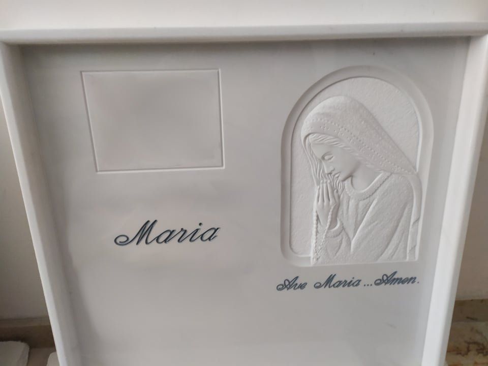 Lapide con scritta e disegno sacro