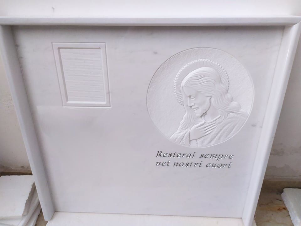 Lapide con scritta e disegno sacro