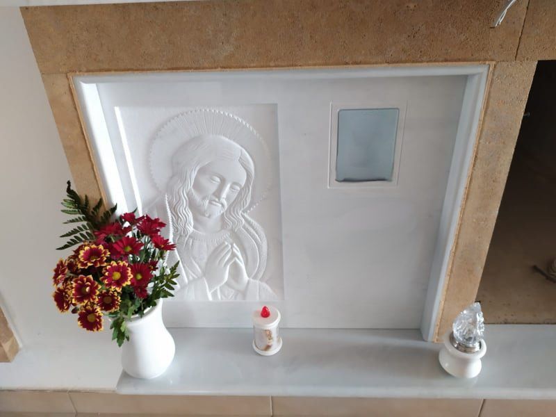 Lapide con vaso di fiori