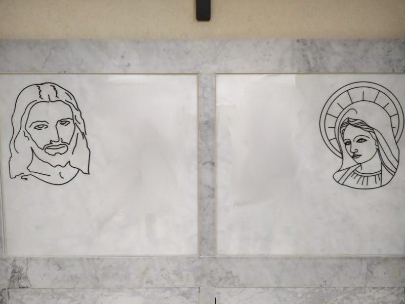 Lapidi con immagini sacre