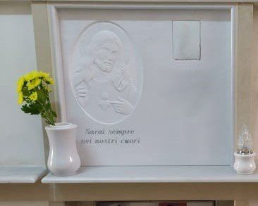 Lapide con immagine sacra