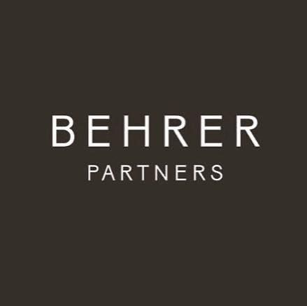 Behrer partners logotyp är på en brun bakgrund.