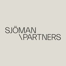 Logotypen för sjoman partners är på vit bakgrund.