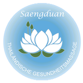 Logo: Weißer Lotus mit zwei Knospen, umgeben vom Text „Saengduan, Thailändische Gesundheitsmassage“ auf blauem Farbverlauf.