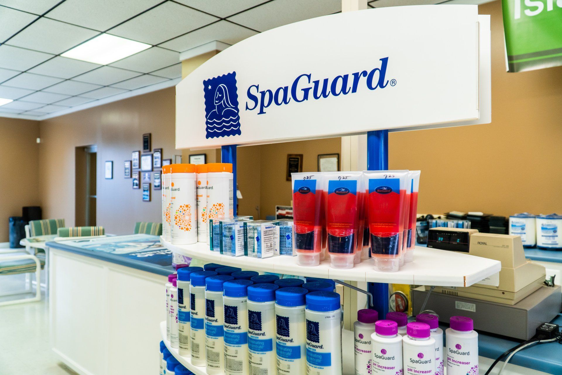 Custom pool and spa by Aqua Blue Pools