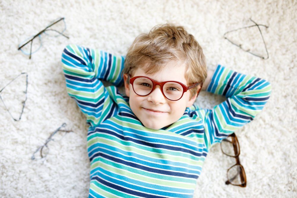 Bambino che indossa degli occhiali