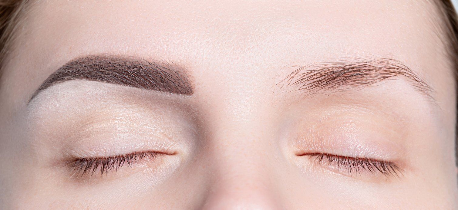 woman-with-one-bare-eyebrow-and-one-fully-drawn-brow