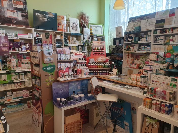 un frigorifero con degli alimenti