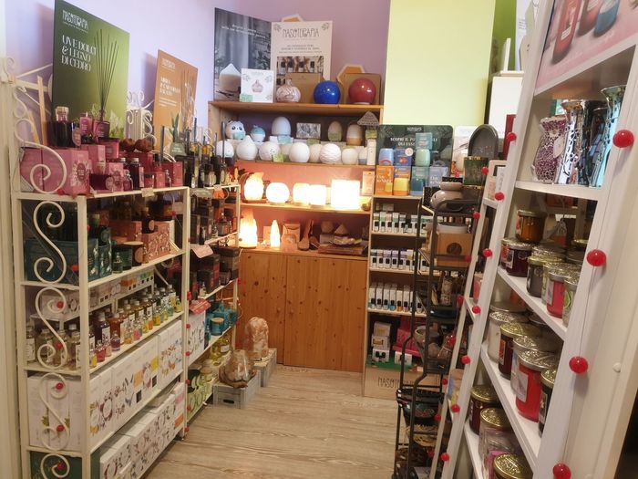 dei barattoli in uno scaffale