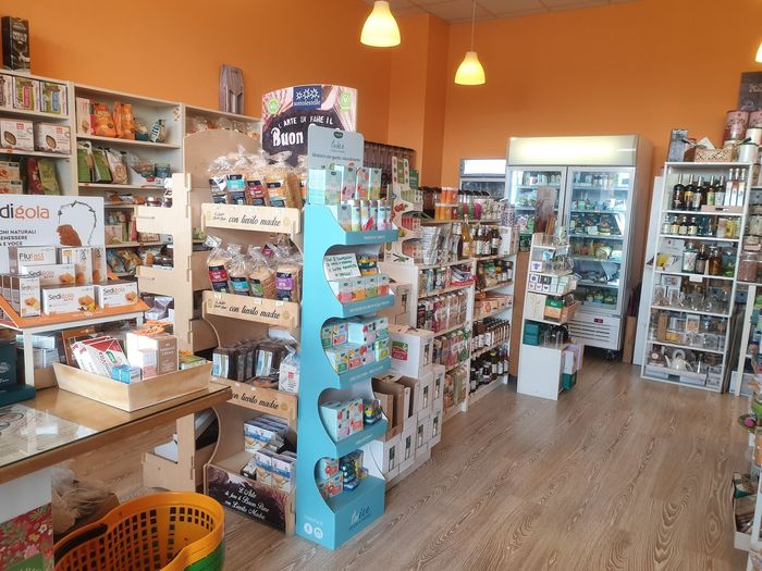 un frigorifero con degli alimenti