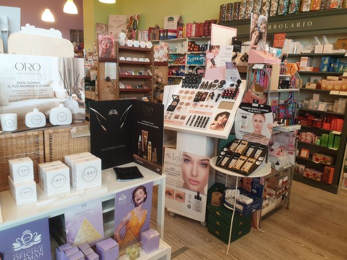 dei barattoli in uno scaffale