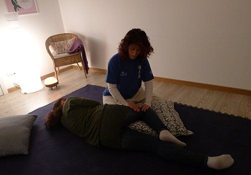 una ragazza che fa yoga